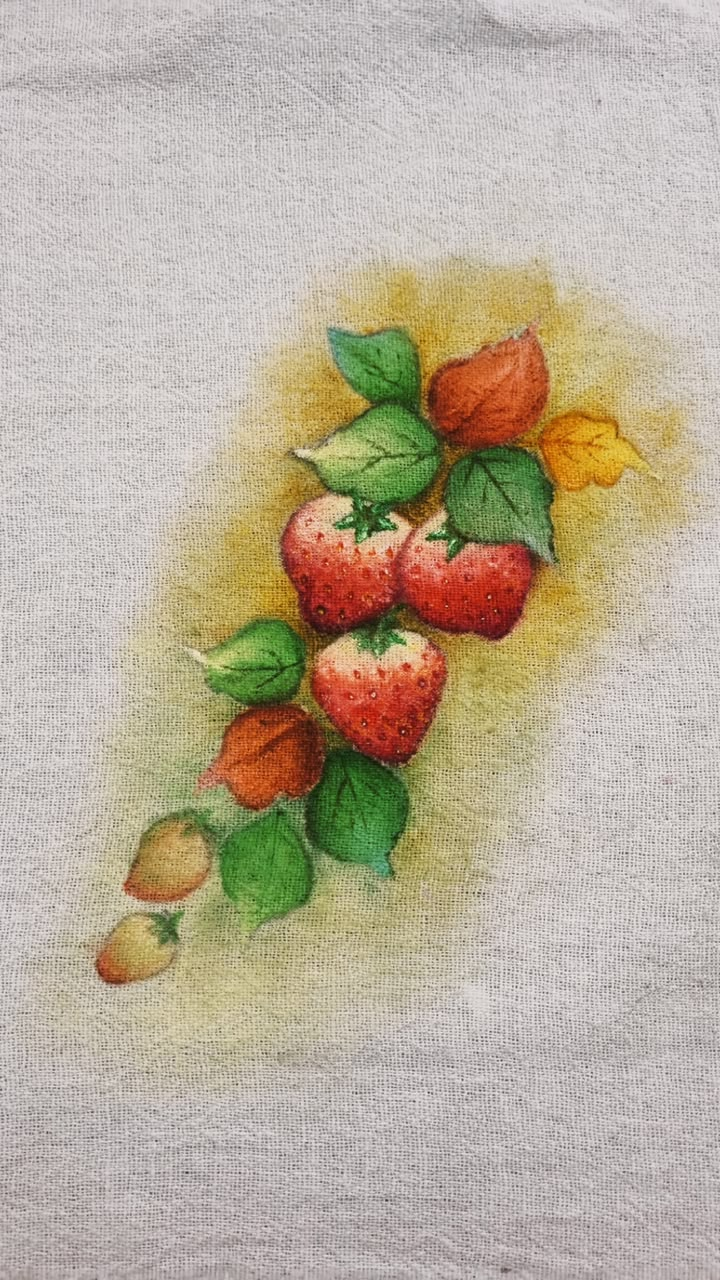 Estudo de pintura em tecido com morangos
